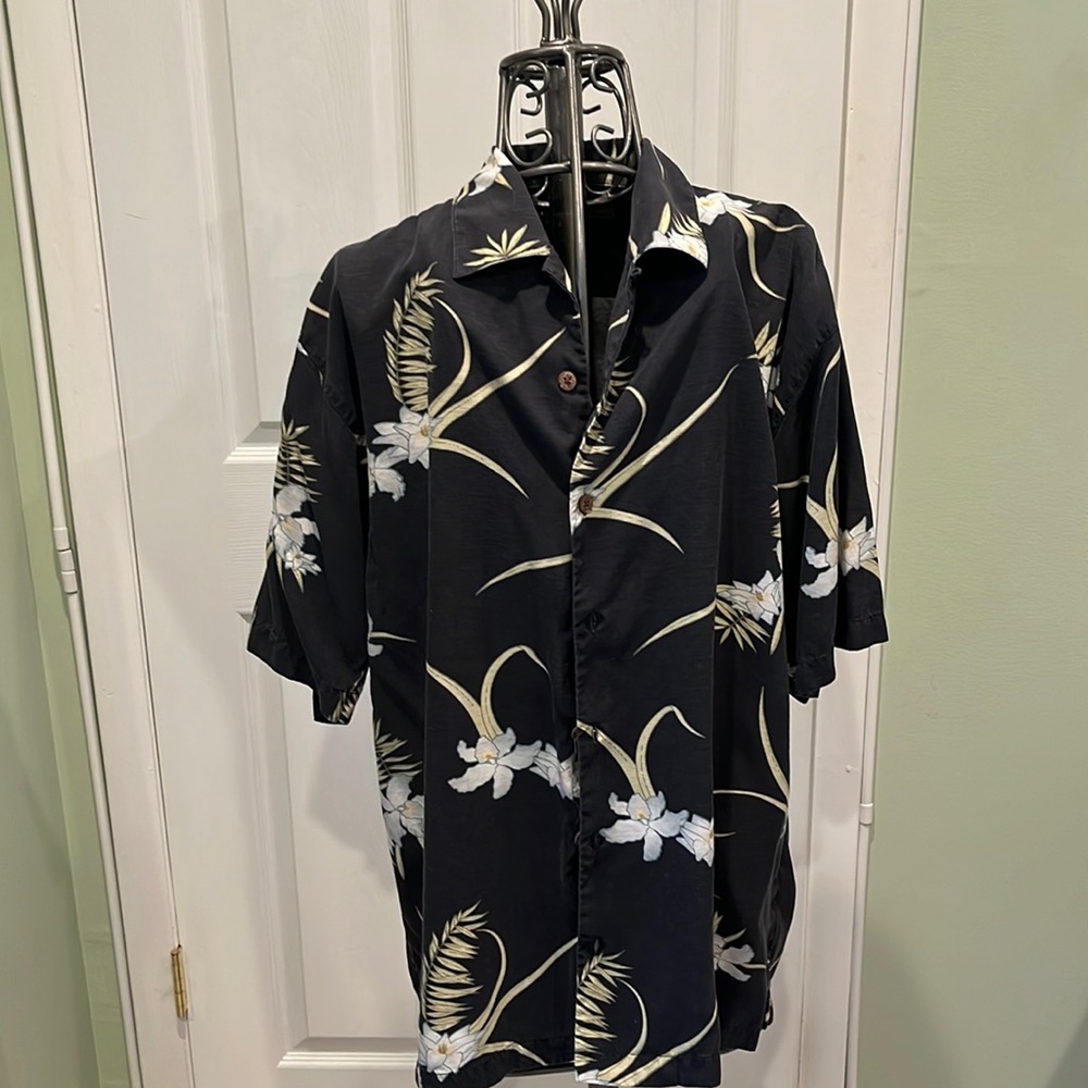 Tommy Bahama medium men’s 100% silk Hawaiian shirt! Great condition and pattern.